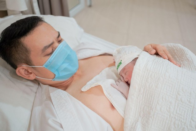 Đang khóc to, con trai ca sĩ Duy Khoa bỗng im bặt khi nghe bố hát ru - Ảnh 3. Đang khóc to, con trai ca sĩ Duy Khoa bỗng im bặt khi nghe bố hát ru - Ảnh 3.