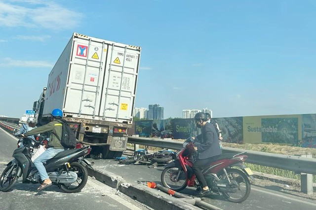 Xe container lùa xe máy trên cao tốc TP.HCM – Long Thành – Dầu Giây, 3 người nhập viện - Ảnh 1.
