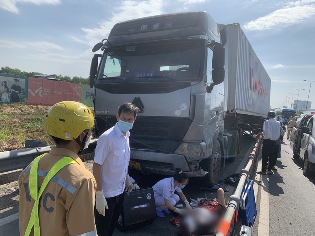 Xe container lùa xe máy trên cao tốc TP.HCM – Long Thành – Dầu Giây, 3 người nhập viện - Ảnh 2.