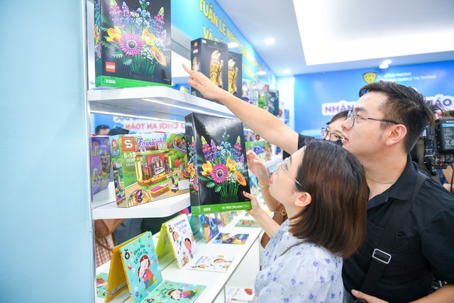 Quản lý thị trường giúp người tiêu dùng nhận diện sách giáo dục, đồ chơi an toàn cho trẻ em - Ảnh 4.