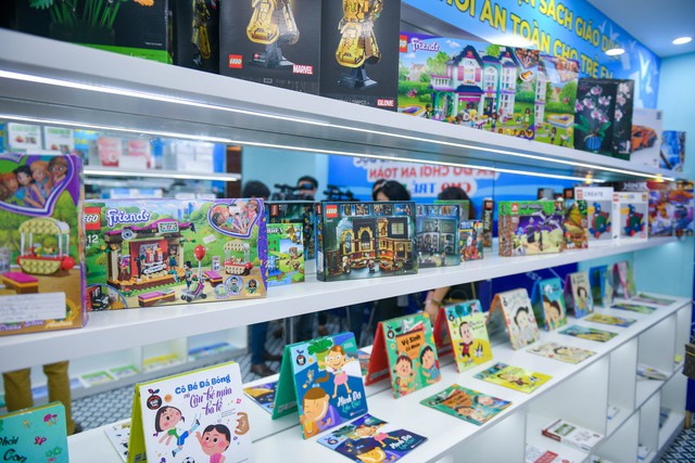 Quản lý thị trường giúp người tiêu dùng nhận diện sách giáo dục, đồ chơi an toàn cho trẻ em - Ảnh 1.