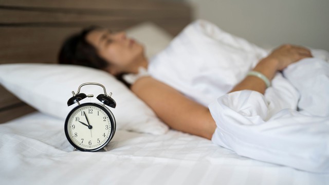 Giấc ngủ ngon tỉ lệ thuận với tuổi thọ: Chuyên gia tiết lộ thời điểm nên đi ngủ để tăng lợi ích - Ảnh 2.