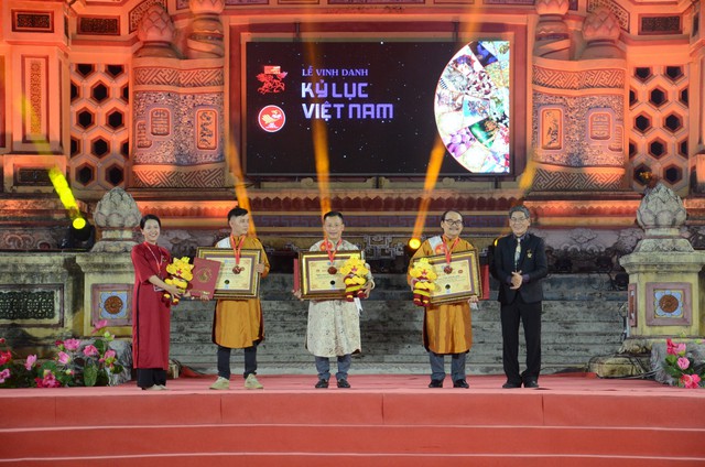 Khoảng 300.000 lượt khách tham quan, trải nghiệm tại Festival nghề truyền thống Huế 2023 - Ảnh 4.