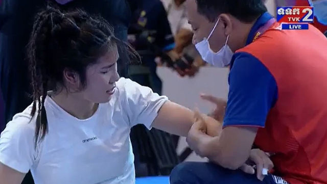 Xúc động hình ảnh võ sĩ Việt Nam nén đau, gạt chấn thương để giành huy chương SEA Games - Ảnh 1.