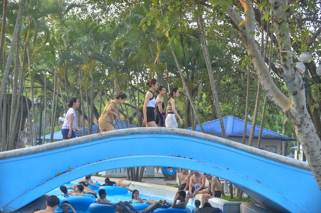 Hà Nội: Công viên nước Hồ Tây đông nghịt người ngày nắng nóng - Ảnh 11.