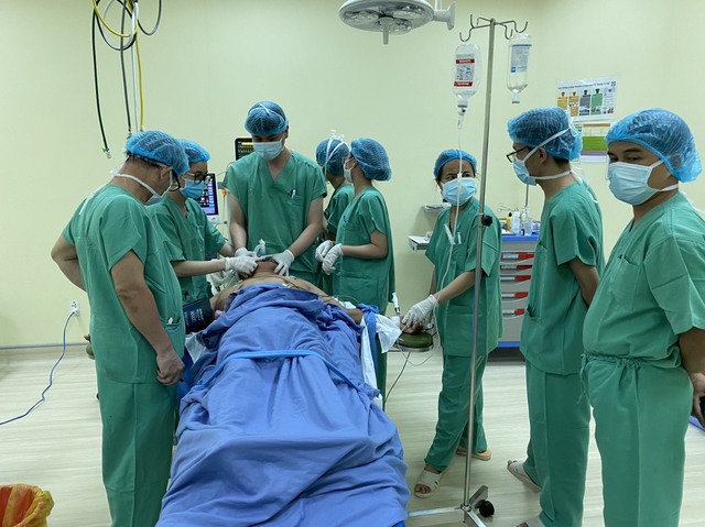 Phẫu thuật thành công cho bệnh nhân mắc bệnh lạ Madelung có khối u nặng 4kg  - Ảnh 1.