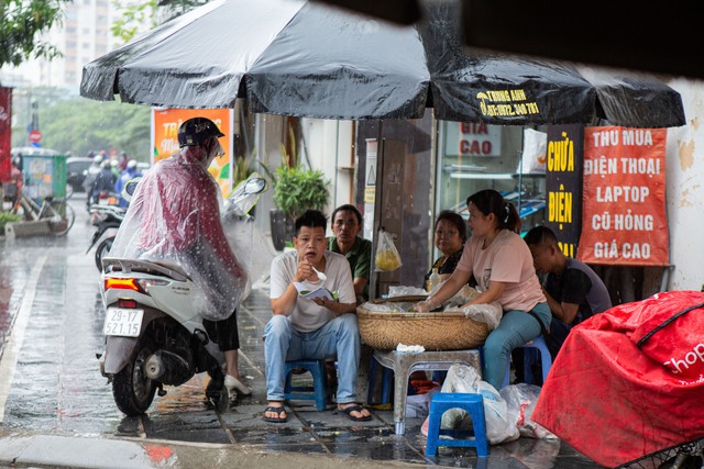 Cơn mưa vàng &quot;xối xả&quot; giải nhiệt cho Hà Nội, chấm dứt chuỗi ngày nắng nóng kinh hoàng - Ảnh 10.