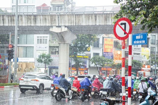 Cơn mưa vàng &quot;xối xả&quot; giải nhiệt cho Hà Nội, chấm dứt chuỗi ngày nắng nóng kinh hoàng - Ảnh 5.
