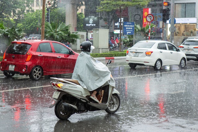 Cơn mưa vàng &quot;xối xả&quot; giải nhiệt cho Hà Nội, chấm dứt chuỗi ngày nắng nóng kinh hoàng - Ảnh 3.