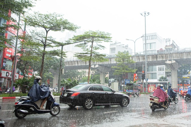 Cơn mưa vàng xối xả giải nhiệt cho Hà Nội, chấm dứt chuỗi ngày nắng nóng kinh hoàng - Ảnh 1.