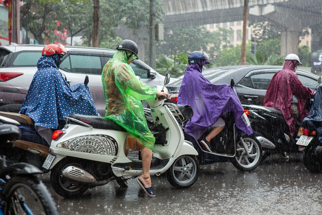 Cơn mưa vàng &quot;xối xả&quot; giải nhiệt cho Hà Nội, chấm dứt chuỗi ngày nắng nóng kinh hoàng - Ảnh 2.