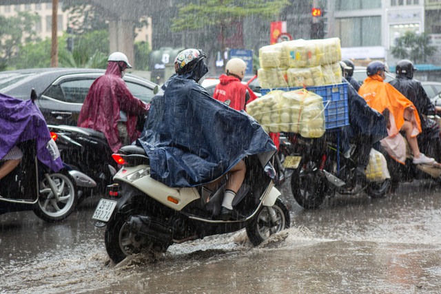 Cơn mưa vàng &quot;xối xả&quot; giải nhiệt cho Hà Nội, chấm dứt chuỗi ngày nắng nóng kinh hoàng - Ảnh 4.