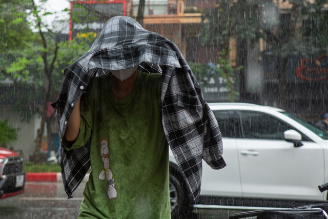 Cơn mưa vàng &quot;xối xả&quot; giải nhiệt cho Hà Nội, chấm dứt chuỗi ngày nắng nóng kinh hoàng - Ảnh 7.