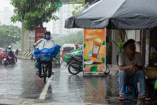 Cơn mưa vàng &quot;xối xả&quot; giải nhiệt cho Hà Nội, chấm dứt chuỗi ngày nắng nóng kinh hoàng - Ảnh 11.
