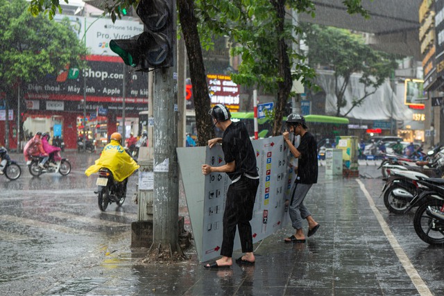 Cơn mưa vàng &quot;xối xả&quot; giải nhiệt cho Hà Nội, chấm dứt chuỗi ngày nắng nóng kinh hoàng - Ảnh 8.