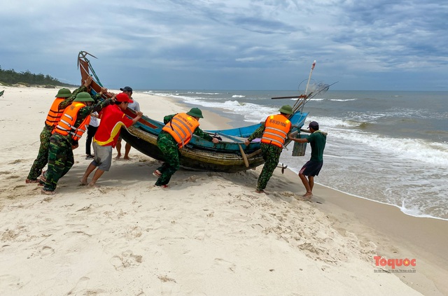 Quảng Bình: Mở rộng phạm vi tìm kiếm ngư dân mất tích trên biển - Ảnh 2.