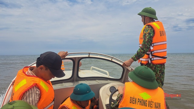 Quảng Bình: Mở rộng phạm vi tìm kiếm ngư dân mất tích trên biển - Ảnh 3.