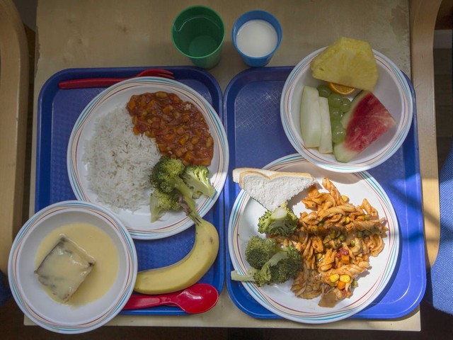 Bữa trưa đặc trưng trong căn tin các trường học khắp thế giới trông như thế nào?  - Ảnh 8.