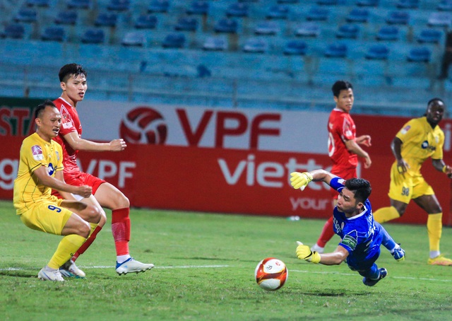 Nhâm Mạnh Dũng ăn mừng cảm xúc như khóc khi ghi bàn đầu tiên tại V.League 2023 - Ảnh 9.