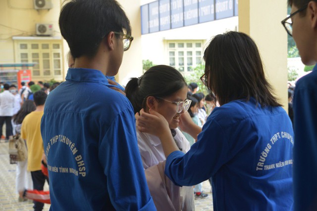 Hơn 6000 sĩ tử Hà Nội bước vào kỳ thi tuyển sinh lớp 10 trường chuyên đầu tiên: Đề thi vừa sức, nhưng vẫn có thí sinh bật khóc nức nở - Ảnh 10.