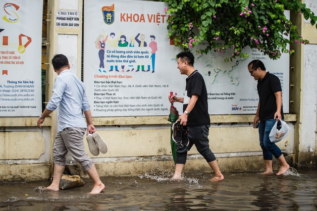 Mưa lớn khiến nhiều tuyến phố của Hà Nội ngập sâu trong nước - Ảnh 9.