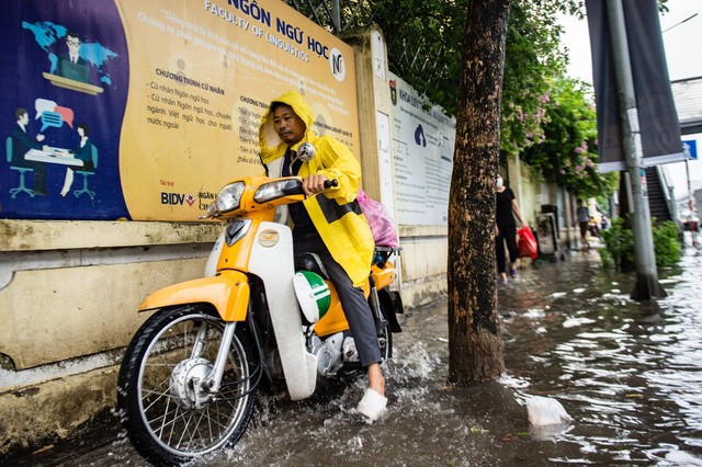 Mưa lớn khiến nhiều tuyến phố của Hà Nội ngập sâu trong nước - Ảnh 10.