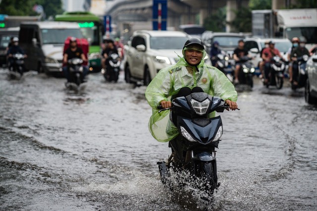 Mưa lớn khiến nhiều tuyến phố của Hà Nội ngập sâu trong nước - Ảnh 5.