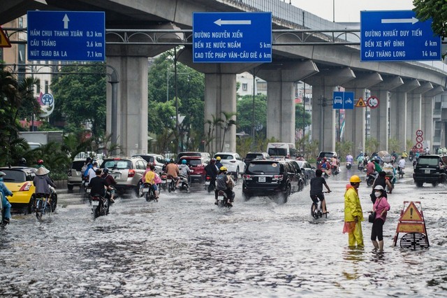Mưa lớn khiến nhiều tuyến phố của Hà Nội ngập sâu trong nước - Ảnh 2.