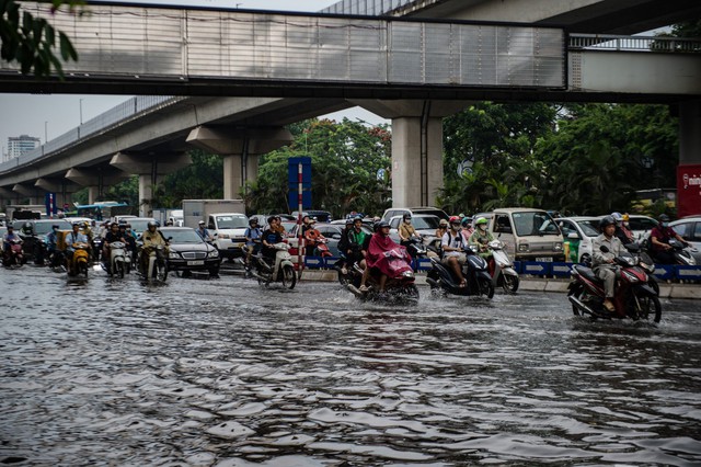Mưa lớn khiến nhiều tuyến phố của Hà Nội ngập sâu trong nước - Ảnh 1.