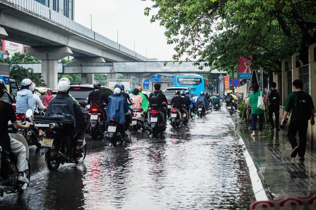Mưa lớn khiến nhiều tuyến phố của Hà Nội ngập sâu trong nước - Ảnh 4.
