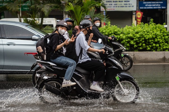 Mưa lớn khiến nhiều tuyến phố của Hà Nội ngập sâu trong nước - Ảnh 12.