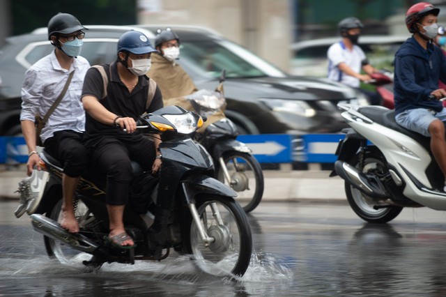 Mưa lớn khiến nhiều tuyến phố của Hà Nội ngập sâu trong nước - Ảnh 6.