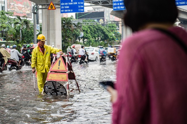 Mưa lớn khiến nhiều tuyến phố của Hà Nội ngập sâu trong nước - Ảnh 11.