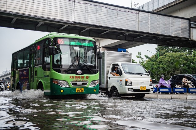 Mưa lớn khiến nhiều tuyến phố của Hà Nội ngập sâu trong nước - Ảnh 3.