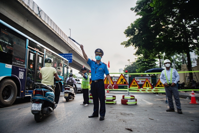 &quot;Lô cốt&quot;  dài 60m trên đường Nguyễn Trãi: Giao thông ùn tắc trong ngày đầu tuần - Ảnh 8.