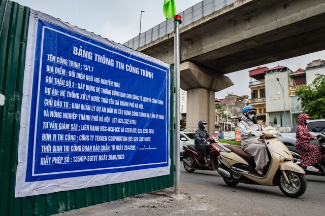 &quot;Lô cốt&quot;  dài 60m trên đường Nguyễn Trãi: Giao thông ùn tắc trong ngày đầu tuần - Ảnh 2.