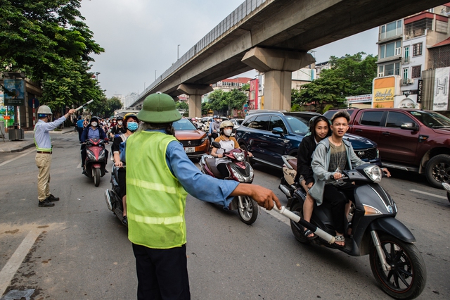 &quot;Lô cốt&quot;  dài 60m trên đường Nguyễn Trãi: Giao thông ùn tắc trong ngày đầu tuần - Ảnh 7.