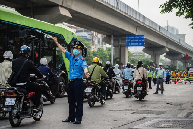 &quot;Lô cốt&quot;  dài 60m trên đường Nguyễn Trãi: Giao thông ùn tắc trong ngày đầu tuần - Ảnh 13.