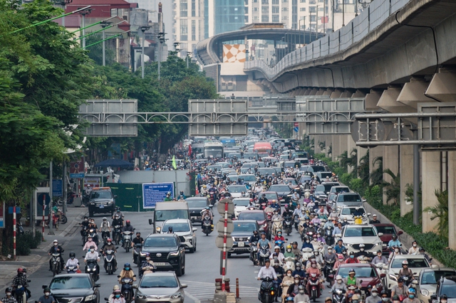 &quot;Lô cốt&quot;  dài 60m trên đường Nguyễn Trãi: Giao thông ùn tắc trong ngày đầu tuần - Ảnh 1.