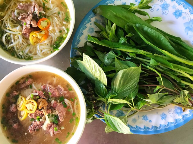Top 10 món ăn đường phố Việt Nam: Hành trình khám phá hương vị và kết cấu ẩm thực - Ảnh 1.
