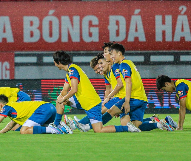 Nhâm Mạnh Dũng đội mưa tái hiện lại siêu phẩm đánh đầu giúp U23 Việt Nam vô địch SEA Games 31 - Ảnh 9.