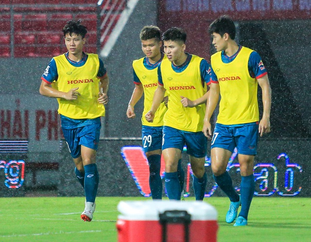 Nhâm Mạnh Dũng đội mưa tái hiện lại siêu phẩm đánh đầu giúp U23 Việt Nam vô địch SEA Games 31 - Ảnh 1.