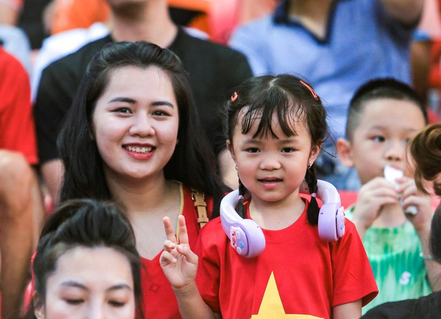 Công Phượng, Văn Toàn không được đăng ký thi đấu, vợ con cầu thủ đến sân cổ vũ ĐT Việt Nam  - Ảnh 1.