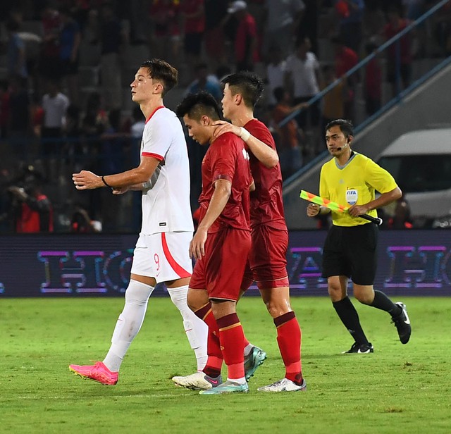 Hoàng Đức tranh luận vui vẻ cùng Tuấn Anh, Duy Mạnh xoa đầu Tiến Anh sau trận thắng ĐT Hong Kong (Trung Quốc) - Ảnh 8.
