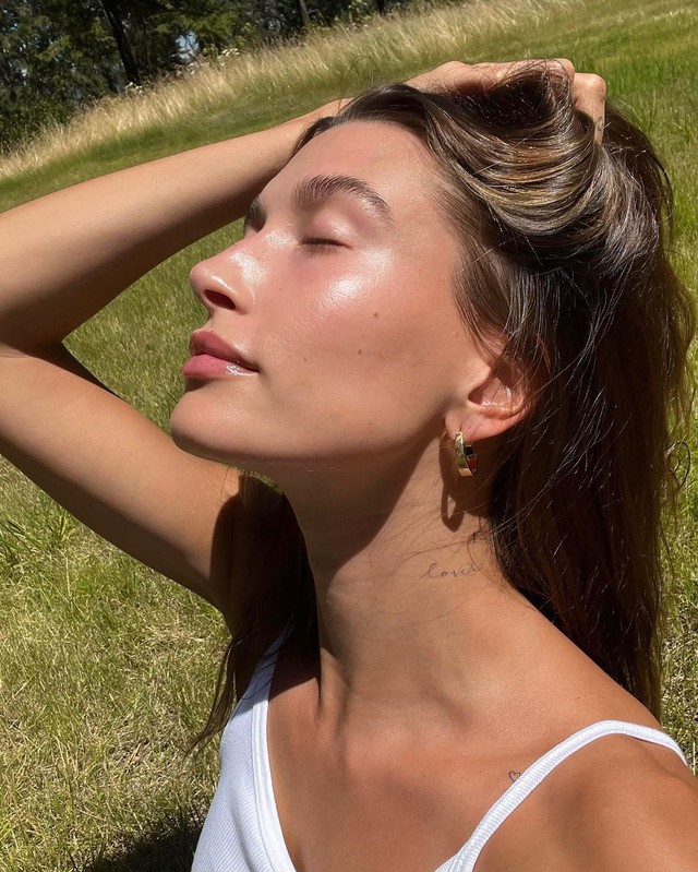 Hailey Bieber sở hữu làn da ẩm mượt mùa hè nhờ vào 5 nguyên tắc - Ảnh 3.