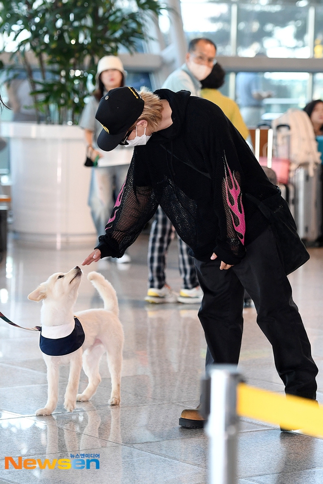 Taeyang (BIGBANG) nổi bật tại sân bay Đà Nẵng, cả dàn sao lên đồ phong cách bay sang Việt Nam biểu diễn - Ảnh 5.
