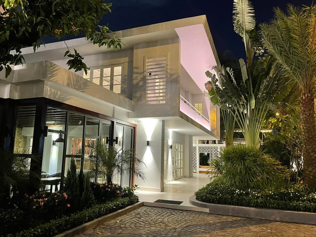 Ngắm vườn cây xanh mướt trong khu biệt thự rộng 1600m2 của vợ chồng Chi Bảo - Ảnh 1.