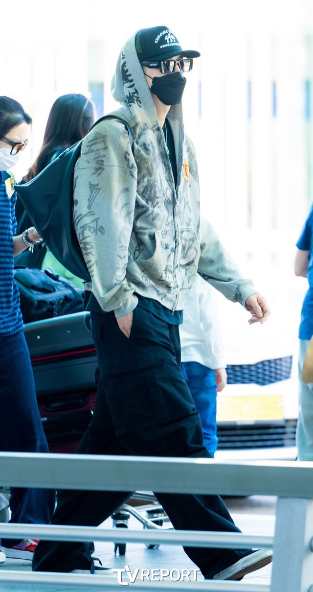 Taeyang (BIGBANG) nổi bật tại sân bay Đà Nẵng, cả dàn sao lên đồ phong cách bay sang Việt Nam biểu diễn - Ảnh 12.