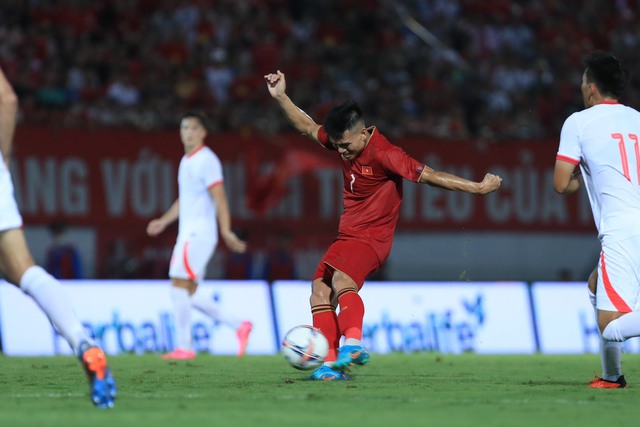 Đặt niềm tin vào cầu thủ U20, HLV Troussier giải được bài toán khó cho đội tuyển Việt Nam - Ảnh 2.