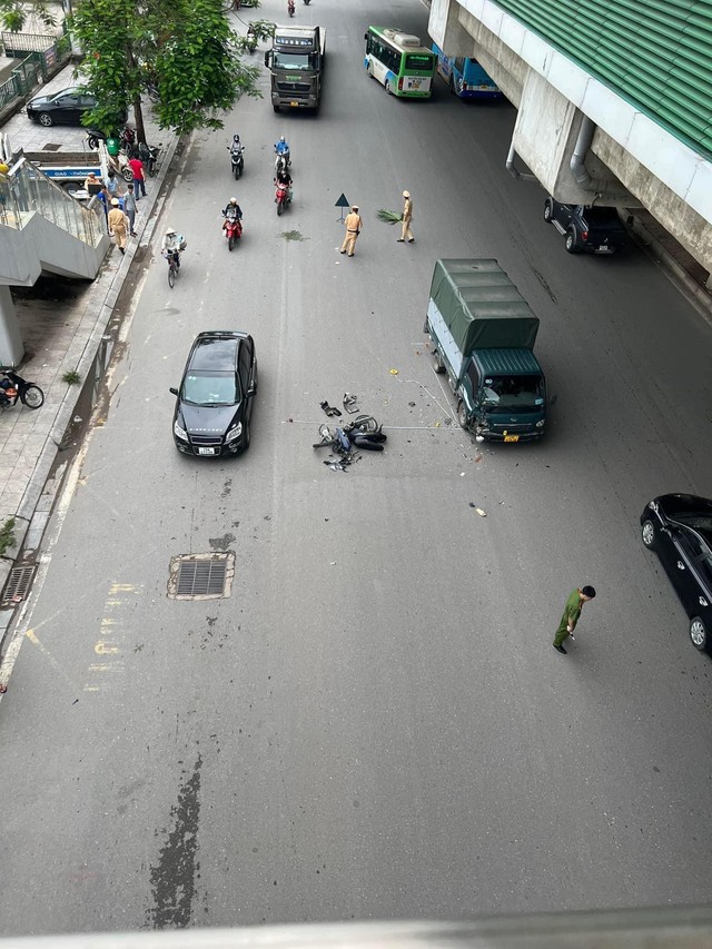 Nam thanh niên đi xe máy không biển kiểm soát với tốc độ cao, tông trực diện vào đầu ô tô tải - Ảnh 1.